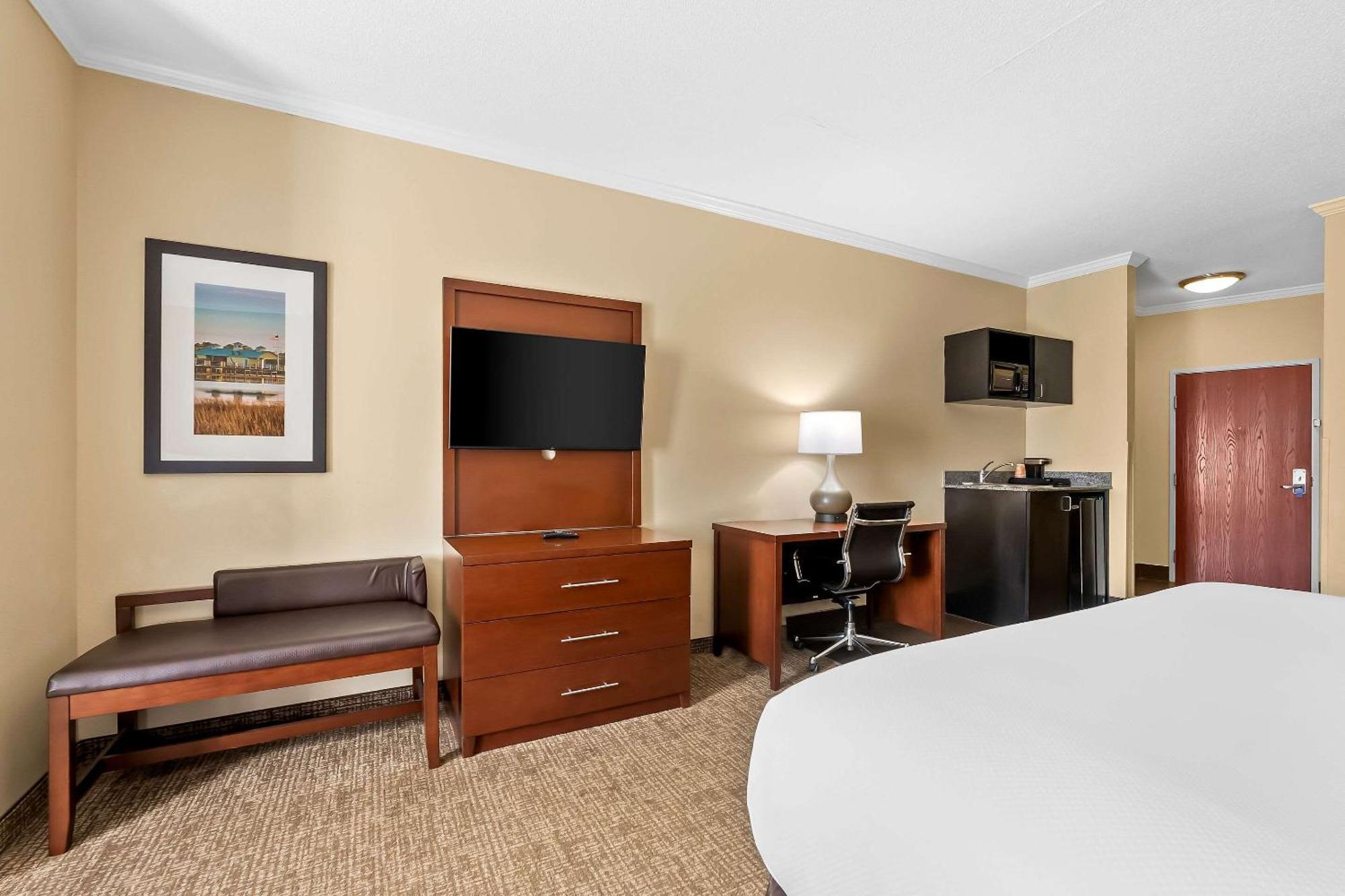 Comfort Suites Panama City Near Tyndall Afb Exterior photo